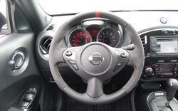 2013_Nissan_Juke_Nismo_interior_steering_wheel.jpg